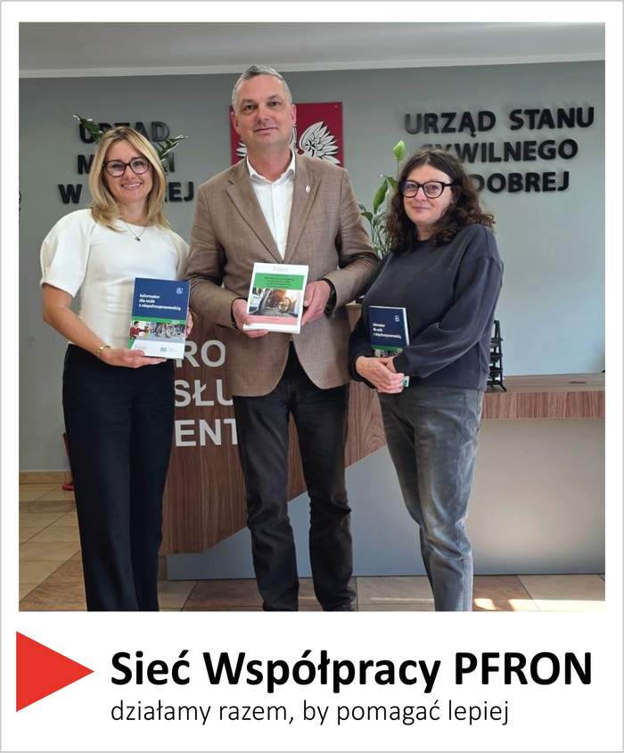 Pokaż zdjęcie: Trzy osoby pozują do zdjęcia w Gminie Dobra trzymając w rękach publikacje Państwowego Funduszu Rehabilitacji osób Niepełnosprawnych. Na dole zdjęcia widoczne jest logo Sieci Współpracy PFRON z hasłem „działamy razem, by pomagać lepiej”.
