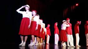 Pokaż zdjęcie: Artyści na scenie