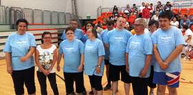 Pokaż zdjęcie: Jedna z drużyn gotowa do zawodów –grupa osób w niebieskich koszulkach z napisem Niepodległa 1918 – 2018