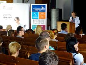 Uczestnicy Dnia Osób z NIepełnosprawnoscią, zgromadzeni w Bydgoszczy, podczas wykładu Pani Aleksandry Gierej z K-PO PFRON