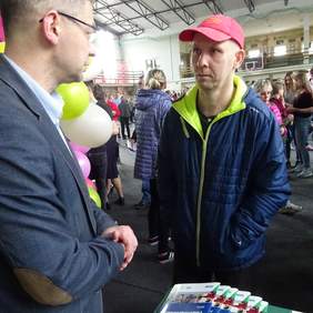 Pokaż zdjęcie: W Targach uczestnicza równiez pracodawcy zainteresowani zatrudnianiem osób z niepełnosprawnościami oraz same osoby z niepełnosprawnościami