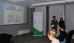 Pokaż zdjęcie: Pani Magdalena Rak -pedagog oraz Dyrektor Józefa Krzysiak ze Szkoły Podstawowej nr 2 im. Jana Pawła w Dobczycach