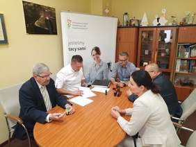 Pokaż zdjęcie: Podpisywanie umowy z Powiatem Radomszczańskim 