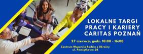 Pokaż zdjęcie: W lewym, górnym rogu widnieje niebieski trójkąt. Natomiast po prawej stronie możemy dostrzec duży, niebieski trapez z następującymi sformułowaniami: „Lokalne Targi Pracy i Kariery Caritas Poznań”, „27 czerwca, godz. 10:00 – 16:00”, „Centrum Wsparcia Rodzin z Ukrainy” oraz „ul. Pamiątkowa 28”. Pomiędzy obiema figurami geometrycznymi widnieje przedzielone dwoma żółtymi paskami zdjęcie prezentujące osoby różnych narodowości, w tym trzy kobiety oraz jednego mężczyznę, którzy siedzą przy stoliku i mają położone na nim swoje dłonie, jedna na drugiej. Na stoliku możemy dostrzec również różne notatniki.