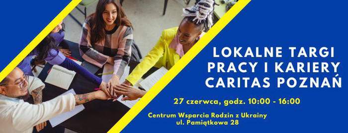 Pokaż zdjęcie: W lewym, górnym rogu widnieje niebieski trójkąt. Natomiast po prawej stronie możemy dostrzec duży, niebieski trapez z następującymi sformułowaniami: „Lokalne Targi Pracy i Kariery Caritas Poznań”, „27 czerwca, godz. 10:00 – 16:00”, „Centrum Wsparcia Rodzin z Ukrainy” oraz „ul. Pamiątkowa 28”. Pomiędzy obiema figurami geometrycznymi widnieje przedzielone dwoma żółtymi paskami zdjęcie prezentujące osoby różnych narodowości, w tym trzy kobiety oraz jednego mężczyznę, którzy siedzą przy stoliku i mają położone na nim swoje dłonie, jedna na drugiej. Na stoliku możemy dostrzec również różne notatniki.