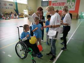 Pokaż zdjęcie: Wręczenie pamiątkowych medali i upominków dla uczestników X Integracyjnego Turnieju Gier i Zabaw dla najmłodszych „Szybciej, razem, dalej”