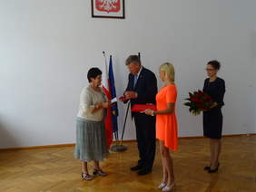 Pokaż zdjęcie: Wicewojewoda Kujawsko – Pomorski Józef Ramlau wręcza odznaczenie