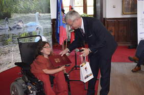 Pokaż zdjęcie: Magdalena Sikorska - Powiatowy Rzecznik Osób Niepełnosprawnych oraz wręczający jej dyplom za udział w konferencji Starosta GostynińskiTomasz Matuszewski
