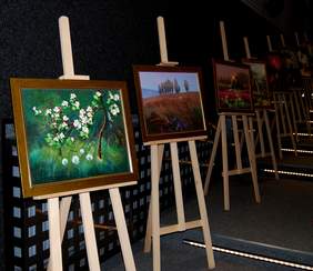 Pokaż zdjęcie: Wystawa obrazów Stanisława Kmiecika