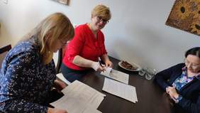 Pokaż zdjęcie: Podpisanie umów z Dyrektorem PCPR w Gryfinie