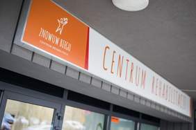 Pokaż zdjęcie: Centrum Rehabilitacji dla osób po amputacjach - wejście do budynku