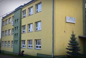 Pokaż zdjęcie: Siedziba ZAZ (biura, stolarnia, szwalnia i papiernia) /źródło:www.zazsztum.pl