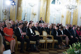 Pokaż zdjęcie: Siedzący ludzie w sali 