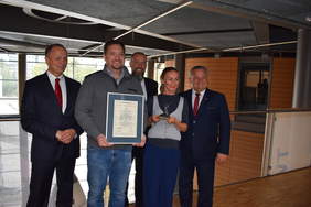 Pokaż zdjęcie: Przedstawiciele ZAZ w Woli Żyrakowskiej oraz Maciej Szymański (PFRON), Stanisław Kruczek (Radny Sejmiku woj. podkarp.)