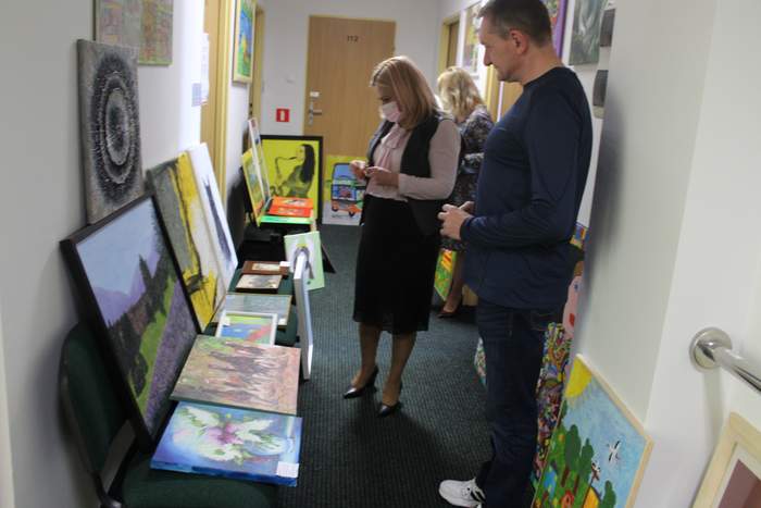 Pokaż zdjęcie: W tle prace konkursowe