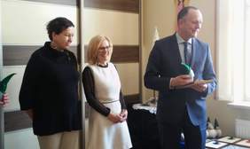 Uroczystość poświęcenia busa dla ŚDS w Jelnej