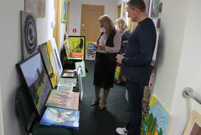 Pokaż zdjęcie: W tle prace konkursowe