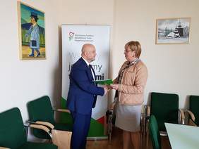 Pokaż zdjęcie: Marta Mordarska, Dyrektor Oddziału Małopolskiego PFRON podpisuje umowę w ramach Programu „Pomoc osobom niepełnosprawnym poszkodowanym w wyniku żywiołu” z Dyrektorem Miejskiego Ośrodka Pomocy Społecznej w Krakowie Witoldem Kramarzem