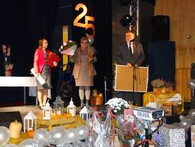 Pokaż zdjęcie: Nie zabrakło upominków, kwiatów, gratulacji i podziękowań