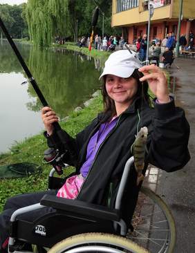 Pokaż zdjęcie: Uczestniczka Zawodów Wędkarskich ze złapanym okoniem