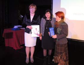 Pokaż zdjęcie: Wręczenie statuetki prezes Helenie Maślanie 