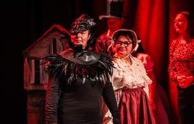 Pokaż zdjęcie: Uczestnicy spektaklu ubrani w garderobę teatralną