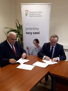 Pokaż zdjęcie: Dyrektor Andrzej Michalski podpisuje umowę 