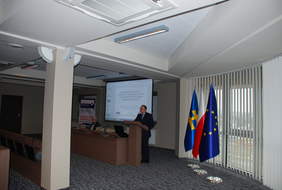 Pokaż zdjęcie: Dyrektor_Oddzialu_Swietokrzyskiego_PFRON_prezentuje_wyniki_badan_realizacji_zadan_w_samorzadach.JPG