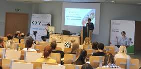 Pokaż zdjęcie: Wystąpienie Anny Skupień, dyrektor Oddziału Wielkopolskiego PFRON podczas konferencji w Collegium Da Vinci