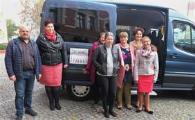 Pokaż zdjęcie: Uroczystość przekazania busa dla mieszkanek Domu Pomocy Społecznej w Rogowie