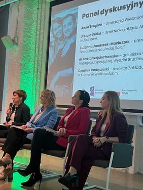 Pokaż zdjęcie: Wystąpienie Anny Skupień, dyrektor Oddziału Wielkopolskiego PFRON podczas panelu dyskusyjnego „Wyzwania w obszarze wsparcia osób z ograniczona sprawnością” w ramach konferencji pt. „Wyzwania Polityki Społecznej”