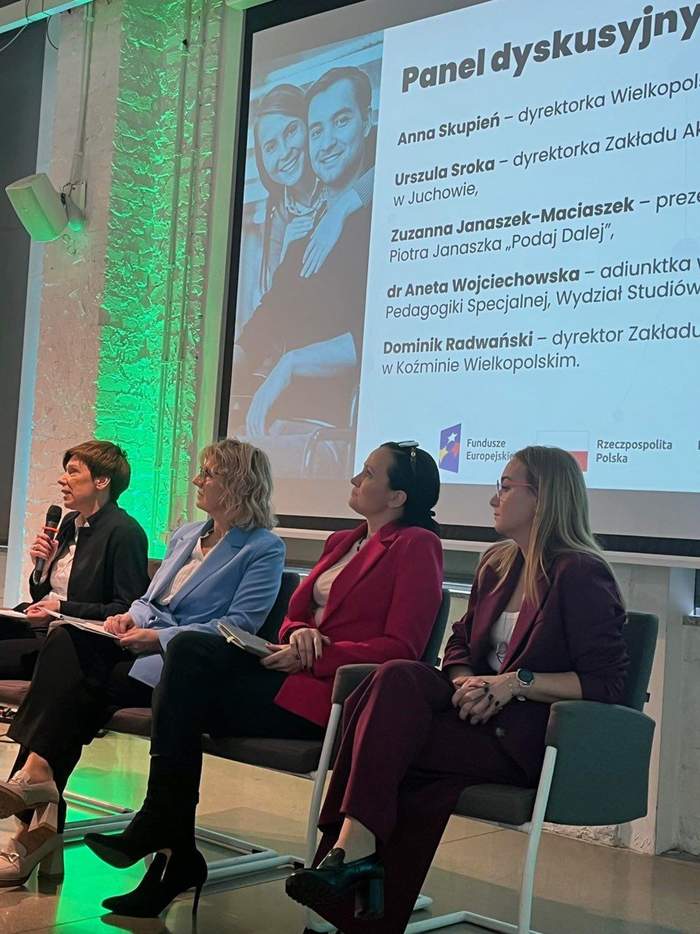 Pokaż zdjęcie: Wystąpienie Anny Skupień, dyrektor Oddziału Wielkopolskiego PFRON podczas panelu dyskusyjnego „Wyzwania w obszarze wsparcia osób z ograniczona sprawnością” w ramach konferencji pt. „Wyzwania Polityki Społecznej”