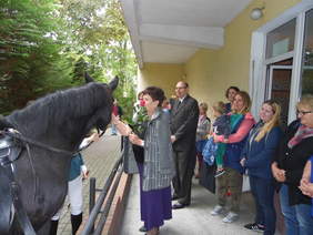 Pokaż zdjęcie: Pani Marta pożegnała się również ze zwierzętami przebywającymi w WTZ