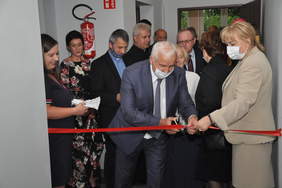 Pokaż zdjęcie: Przecinanie wstęgi w ŚDS