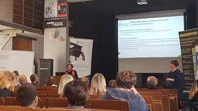 Pokaż zdjęcie: Dyrektor Oddziału Kujawsko-Pomorskiego Państwowego Funduszu Rehabilitacji Osób Niepełnosprawnych Pani Aleksandra Gierej z wystąpieniem dotyczącym działań PFRON w zakresie edukacji i pracy osób z niepełnosprawnościami