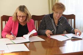Pokaż zdjęcie: Małgorzata Małuch - Wójt Gminy Sękowa oraz Marta Mordarska, Dyrektor Małopolskiego Oddziału PFRON