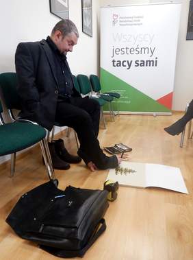 Pokaż zdjęcie: Stanisław Kmiecik malujący obraz w Małopolskim Oddziale PFRON