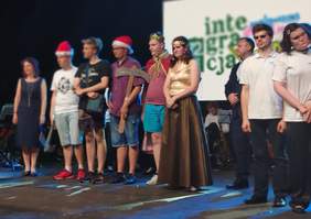 Pokaż zdjęcie: Rozdanie nagród Laureatom Festiwalu "Integracja malowana dźwiękiem"