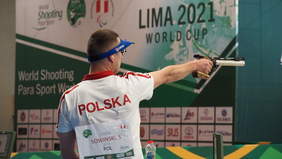 Pokaż zdjęcie: Zawodnik niepełnosprawny na strzelnicy