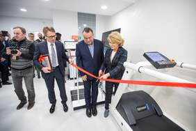 Pokaż zdjęcie: Oficjalne otwarcie Centrum Rehabilitacji - przecięcie wstęgi