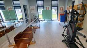 sala fizjoterapeutyczną wraz ze sprzętem 