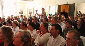 Pokaż zdjęcie: zaproszeni goście oraz uczestnicy WTZ