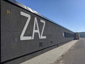 Pokaż zdjęcie: Elewacja z napisem ZAZ