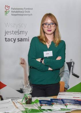 Pokaż zdjęcie: Stoisko Oddziału Wielkopolskiego PFRON podczas XIV Powiatowych Targów Edukacji i Pracy w Szamotułach