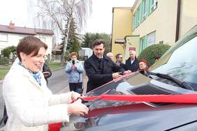 Pokaż zdjęcie: Uroczystość przekazania busa dla podopiecznych Środowiskowego Domu Samopomocy „Tulipan” w Kaliszu