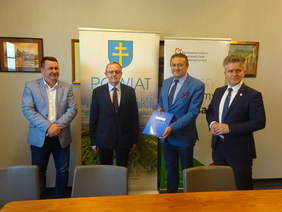 Pokaż zdjęcie: Od lewej- Cezary Majcher członek zarządu powiatu, Andrzej Michalski dyrektor Oddziału Świętokrzyskiego PFRON, Mirosław Gębski starosta kielecki, Krzysztof Słoń senator RP