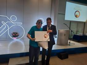 Pokaż zdjęcie: Wręczenie nagrody 