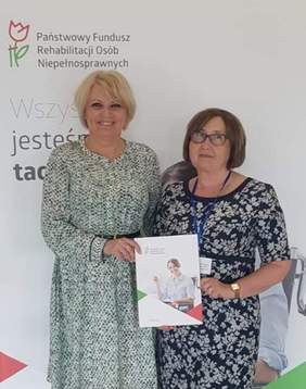 Pokaż zdjęcie: Zdjęcie przedstawiające Starostę Powiatu Łobeskiego Renatę Kulik i Dyrektor Oddziału Zachodniopomorskiego PFRON Annę Rąbel 
