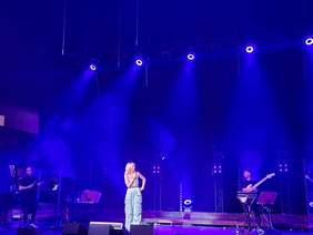 Pokaż zdjęcie: Kasia Moś na scenie