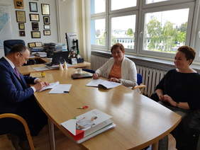 osoby podpisujące umowę Dyrektor Oddziału Podkarpackiego PFRON, Burmistrz Gminy Pilzno oraz Skarbnik Gminy